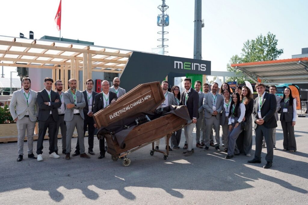 Equipo de MEINS en The Smarter E Europe 2026, Múnich, tras ganar el smarter E AWARD en la categoría Smart Integrated Energy